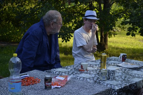 Boris ja Mixu välttelevät pöydällä lojuvien salmiakkien huomaamista.