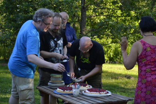 Zum ja Perhana pyrkivät kakkuapajille. Tarja kauhistelee, syökö Shimo kaiken! (kuva: Juri Timonen)