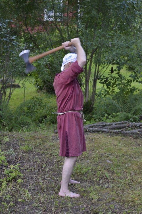 Janne näyttää mallia, miten kirves heilahtaa. (kuva: Juri Timonen)