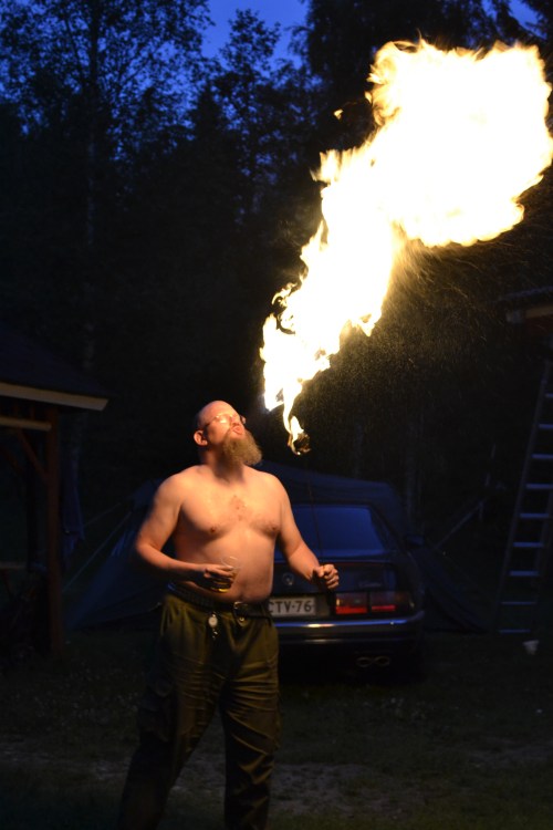 Shimo harjoittelee Yog-Kampelothia vastaan taistelemista. (kuva: Juri Timonen)