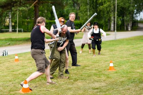Nina Korento ja Markus Perhana (os. Harju) lyövät Shimoa kuin vierasta vorlonia Tuomaksen naureskellessa (kuva: Henry Söderlund)