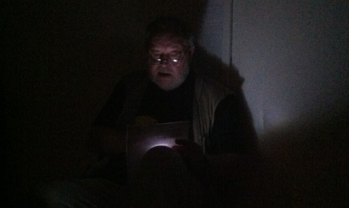 Kauhukirjailija Boris Hurtta pelottelee nuorempiaan kellarissa. (kuva: Shimo)