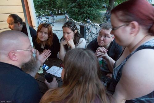 Paikallinen kirjoittajapiiri. Shimo selittää jotain suurta ideaansa. Muiden reaktiot vaihtelevat. Nina: "Niin just, ihan varmaan." Gen: "Ei vois vähempään kiinnostaa." Arren: "Mitä, eikä, onpa kauheeta." Hanne seuraa varovaisen toiveikkaana tilannetta ja Camilla on viisaasti kätkenyt ilmeensä. (kuva: Tomi Junnila)