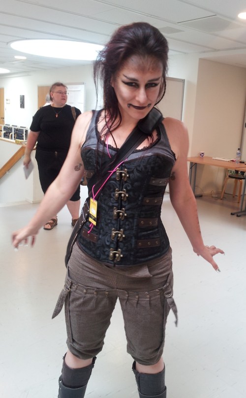 Rahel Barucha pohtii, sanoisiko keskustelukumppanilleen päivää vai viiltäisikö saaliinsa vatsan auki. (kuva: Anne Leinonen)