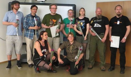 Atorox-kympit. Takarivi: Miikka Pörsti, Tero Niemi, Jussi Katajala, Anne Salminen, Leila Paananen, Shimo Suntila, Markus Harju (kustantajan edustaja). Eturivi: Magdalena Hai, Anne Leinonen (alkuperäinen kuva: Leila Paananen)