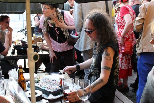 Toni Jerrman ja synttärikakku. (kuva: Yrjö Mäkinen)