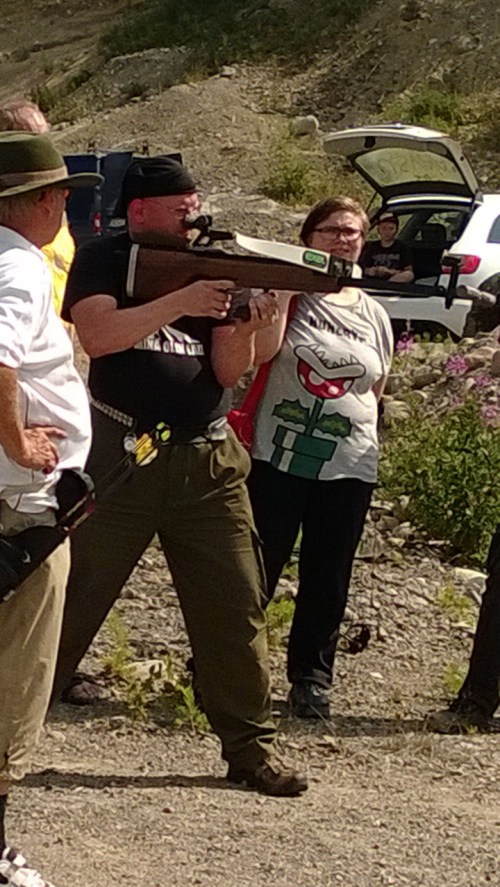 Shimo testaa jalkajousta. (kuva: Tarja Sipiläinen)